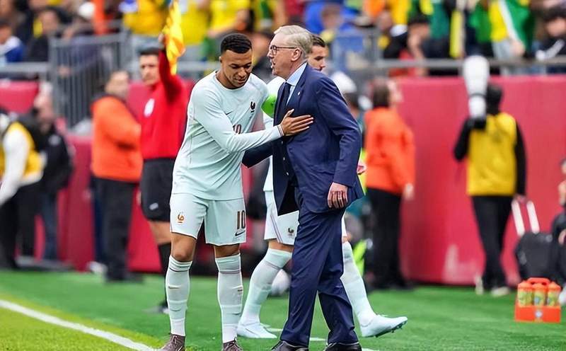  顶级赛事复盘指南：如何通过战术博弈洞察足球规律 体育新闻