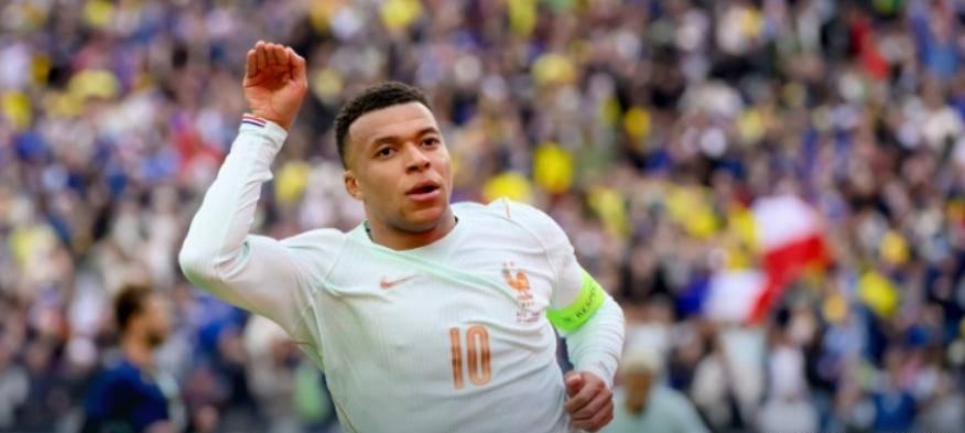  顶级赛事复盘指南：如何通过战术博弈洞察足球规律 体育新闻